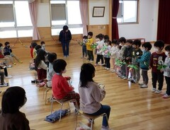 お別れ会の出し物をする幼児の写真