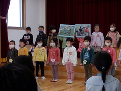 お別れ会の出し物をする幼児の写真