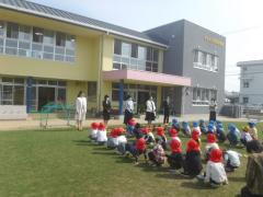 幼稚園の芝生で進級式をしている写真