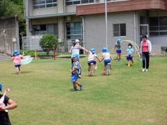 坂本幼稚園の芝生の園庭で遊んでいる写真