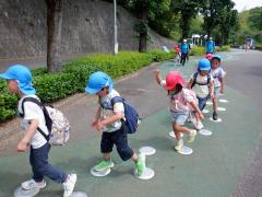 子どもたちがとべ動物園に遠足に行っている写真