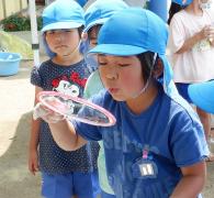 5歳児がシャボン玉遊びをしている写真