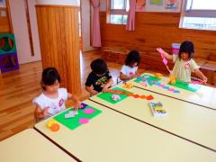 4歳児が七夕飾りを作っている写真