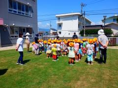 災害時の引き渡し訓練で芝生に並んでいる幼児の写真