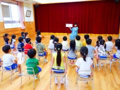 絵本の読み聞かせを聞いている子どもたちの写真