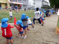 綱引きごっこをする幼児の写真