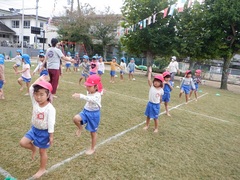 運動会ごっこで行進をしている幼児の写真