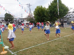 運動会ごっこで行進をしている幼児の写真