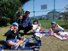 公園でお弁当を食べる幼児の写真