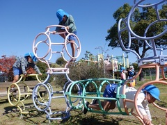 公園の遊具で遊ぶ幼児の写真