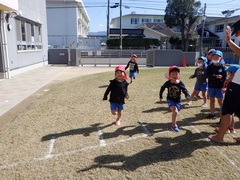 かけっこをして遊ぶ幼児の写真