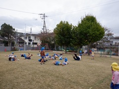 だるまさんがころんだをして遊んでいる幼児の写真