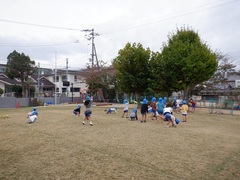 だるまさんがころんだをして遊んでいる幼児の写真