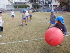 中当てドッジボールをしている幼児の写真