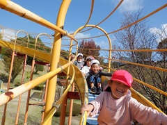 遠足に行く幼児の写真