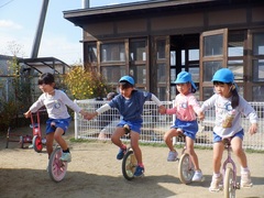 一輪車に乗っている幼児の写真