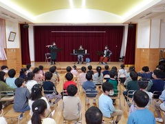 誕生会の出し物の演奏会の写真