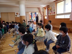 演奏会を聴いている幼児の写真