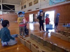 小学校の交流活動で遊ぶ幼児の写真