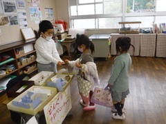 小学生との交流活動の写真