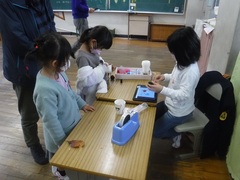 小学生との交流活動の写真