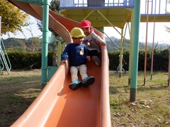 公園の遊具で遊ぶ幼児の写真