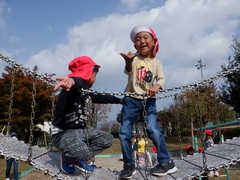 公園の遊具で遊ぶ幼児の写真