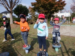 公園の遊具で遊ぶ幼児の写真