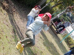 公園の遊具で遊ぶ幼児の写真