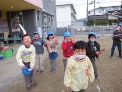 雪を見付けて喜んでいる幼児の写真