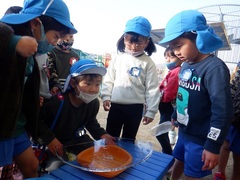 氷を見ている幼児の写真