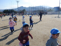 小学校のマラソンに参加した幼児の写真