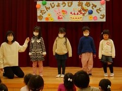 誕生会に参加する幼児の写真