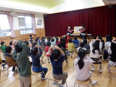 防災紙芝居を見る幼児の写真