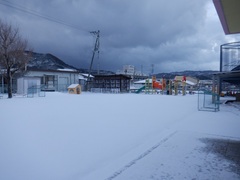 雪が積もっている幼稚園の写真