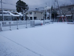 雪が積もっている幼稚園の写真