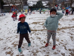 雪遊びをする幼児の写真