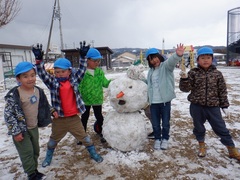 雪遊びをする幼児の写真