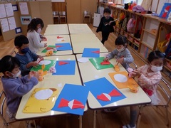 折り紙製作をしている幼児の写真