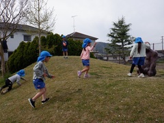 公園で遊んでいる幼児の写真