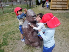 公園で遊んでいる幼児の写真