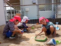 水を使って遊んでいる幼児の写真