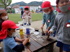 色水作りをする幼児の写真