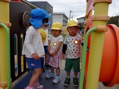 遊具で遊ぶ幼児の写真