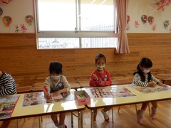 こいのぼりの製作をしている幼児の写真