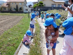 園外保育に出掛けている幼児の写真