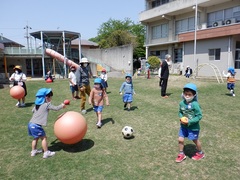 園外保育で遊ぶ幼児の写真