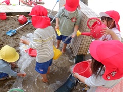 砂場で遊んでいる幼児の写真