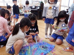 こいのぼりの製作をしている幼児の写真