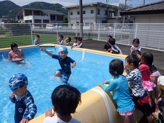 プールで遊んでいる幼児の写真